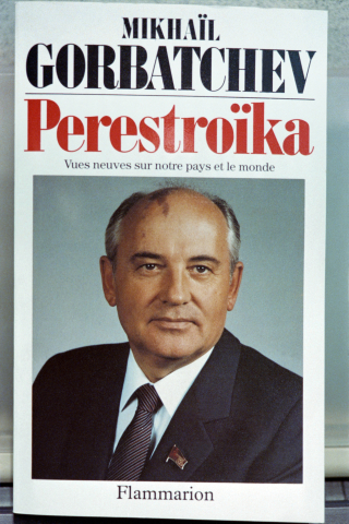 Le livre de Gorbatchev, en 1987 - Pierre Guillaud - AFP