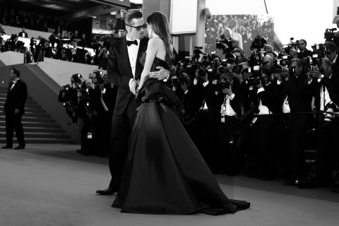 Brad Pitt et Angelina Jolie posent sur le tapis rouge, le 16 mai 2011 VALERY HACHE - AFP