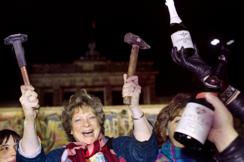 La foule au pied du Mur de Berlin le 15 novembre 1989 - Gérard Malié - AFP