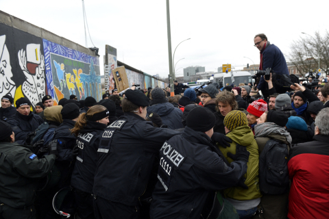 Manifestation devant un pan du mur de Berlin le 1er mars 2013 - Odd Andersen - AFP