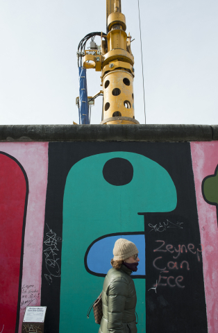 Chantier de construction derrière une portion du mur de Berlin, en mars 2013 - John MacDougall - AFP