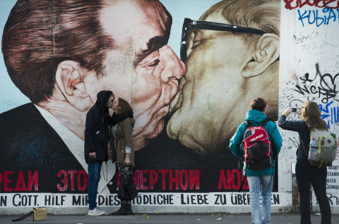 Fresque murale du Baiser fraternel entre Brejnev et Honecker à Berlin, en novembre 2014 - John MacDougall - AFP