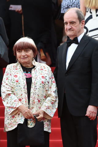 Le président du festival de Cannes, Pierre Lescure pose au côté d'Agnès Varda le 21 mai 2015 ANNE-CHRISTINE POUJOULAT - AFP