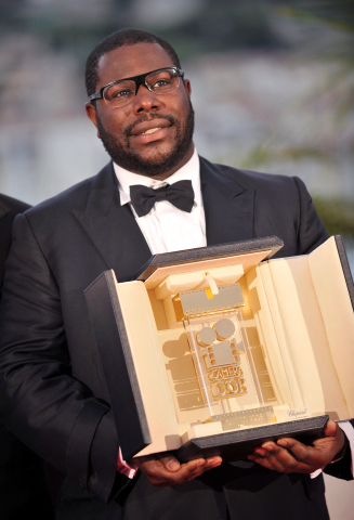 Le réalisateur britannique Steve McQueen pose avec la Caméra d'or reçue pour Hunger, le 25 mai 2008 ANNE-CHRISTINE POUJOULAT - AFP