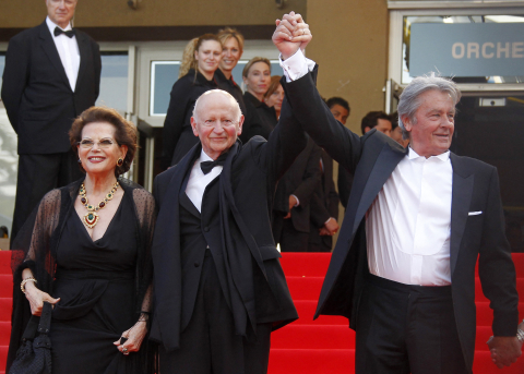 Gilles Jacob, entouré de Claudia Cardinale et Alain Delon, le 14 mai 2010 au festival de Cannes FRANCOIS GUILLOT - AFP