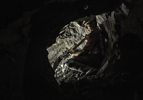 Un mineur travaille à 100 mètres de profondeur dans une mine d'or certifiée Fairmined, choisie pour fabriquer la Palme d'or LUIS ACOSTA - AFP