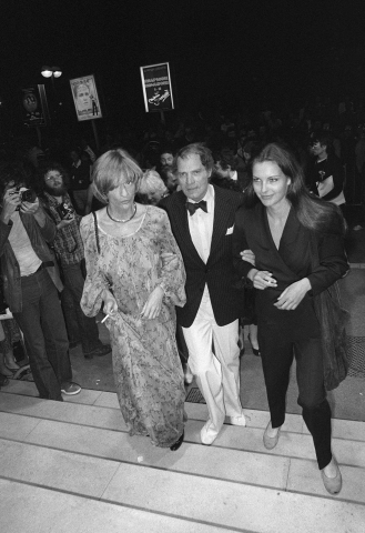 La romancière Françoise Sagan (G), l'acteur Christian Marquand et l'actrice Carole Bouquet (D) montent les marches pour la soirée inaugurale du 32ème Festival International du Film, le 10 mai 1979 à Cannes. - AFP