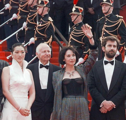 La présidente du jury du 50 festival de Cannes, Isabelle Adjani (2D) salue la foule entourée par (G à D) l’actrice chinoise Gong Li, le directeur du festival Gilles Jacob et le réalisateur italien Nanni Moretti - Michel Gangne - AFP