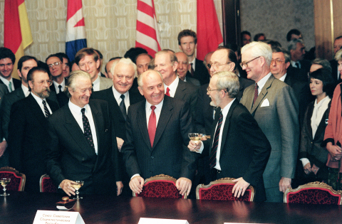 Signature du traité de réunification allemande à Moscou le 12 septembre 1990 - Vitaly Armand - AFP