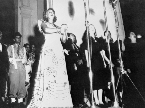 Grace Moore chante la Marseillaise lors du premier Festival de Cannes, en septembre 1946 - AFP