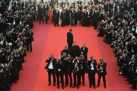 Des photographes attendent l'arrivée de l'équipe du film "Le bon gros géant" pour la montée des marches le 14 mai 2016 - Antonin Thuillier - AFP