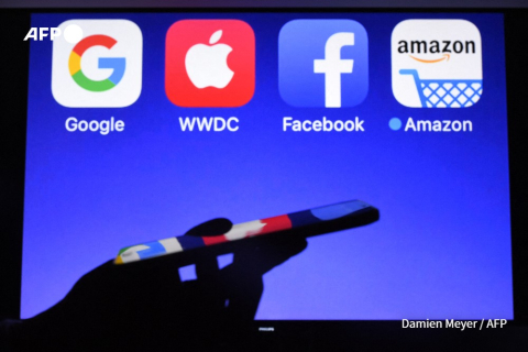 Un smartphone devant les logos de Google, Apple, Facebook, Amazon - Damien Meyer - AFP