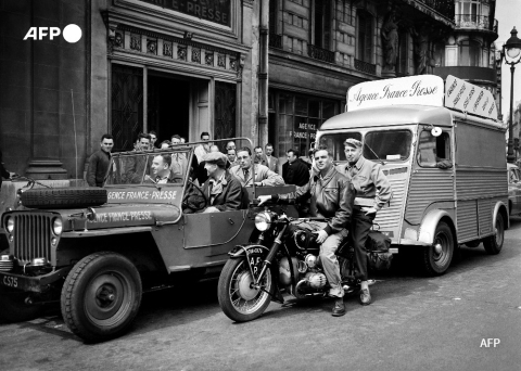 Reporters de l'AFP couvrant le Tour de France en juillet 1955 à Paris - AFP
