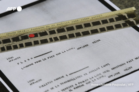 Flash et bulletin de l'AFP annonçant les premiers pas de l'homme sur la lune - Anne-Christine Poujoulat - AFP