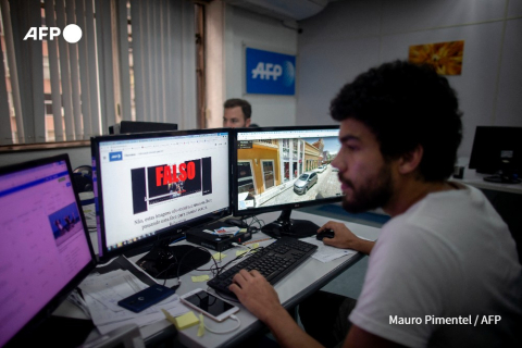 Un journaliste de fact-checking au bureau AFP de Rio de Janeiro en septembre 2018 - Mauro Pimentel - AFP