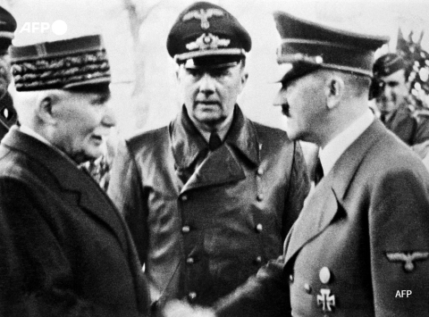 Le maréchal Pétain serre la main d'Adolf Hitler à Montoire, le 24 octobre 1940 - AFP