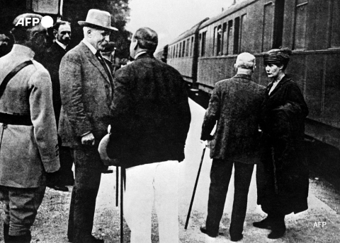 Le maréchal Pétain avec sa femme Eugénie, à Antibes, peu après leur mariage en 1920 - AFP