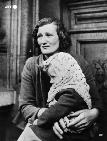 Une mère et sa petite fille en mai 1940, lors de l'exode, fuyant l'avancée de l'armée allemande - AFP