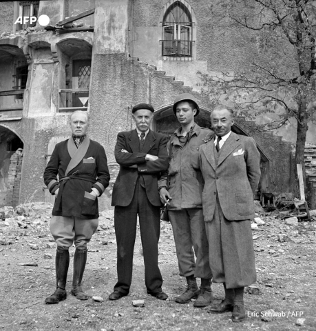 De gauche à droite, le général Gamelin, Michel Clémenceau, un soldat américain et Paul Reynaud devant le château d'Itter peu après sa libération en mai 1945 Eric Schwab - AFP