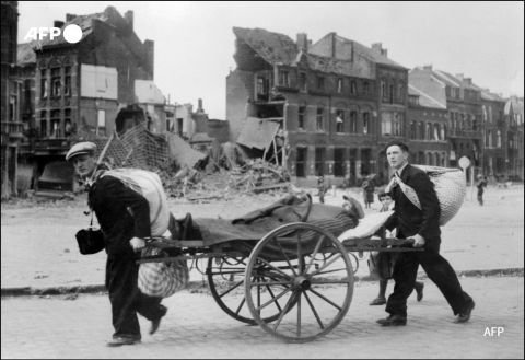 Des civils fuyant les bombardements et l'arrivée des troupes allemandes, prennent la route de l'exode, en mai 1940 - AFP