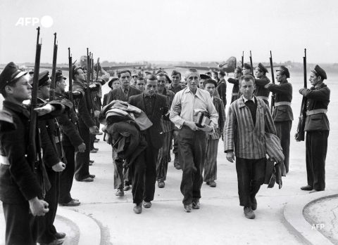 Des déportés et des prisonniers de guerre français arrivant, en mai 45, à l'aéroport du Bourget - AFP