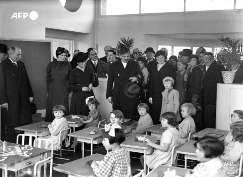 Pierre Laval, président du Conseil sous le régime de Vichy, visitant une école élémentaire à une date non précisée - AFP
