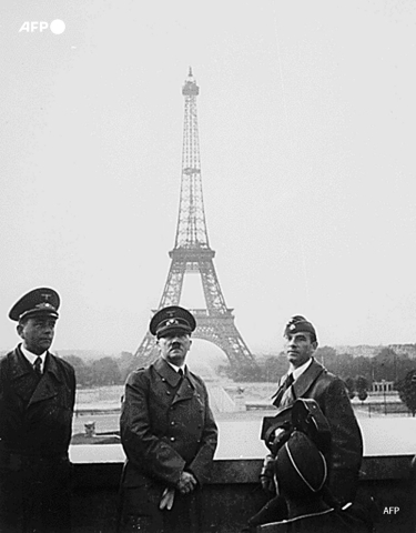 Adolf Hitler photographié à Paris le 23 juin 1940 avec l'architecte Albert Speer et le sculpteur Arno Breker - AFP