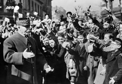 Le maréchal Pétain acclamé en 1940 par une foule d'enfants lors d'une visite à Saint-Etienne (centre de la France) - AFP