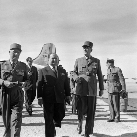 Le général Charles de Gaulle arrive à Colomb Béchar (Algérie) le 12 mars 1957, où il doit assister à des essais nucléaires d'engins téléguidés - AFP