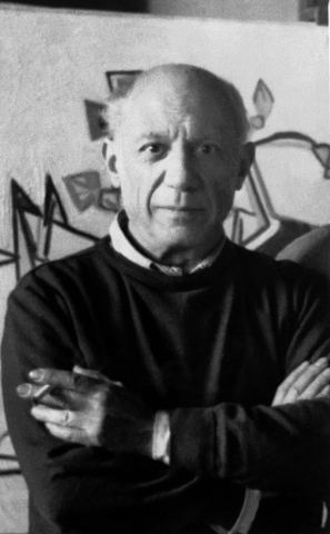 Pablo Picasso dans les années 60 dans son atelier de Mougins, au sud de la France - AFP