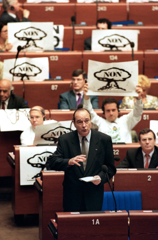 Des députés européens expriment leur désaccord avec la reprise des essais nucléaires français pendant un discours du président Jacques Chirac, le 11 juillet 1995, au Parlement européen à Strasbourg Eric Cabanis - AFP