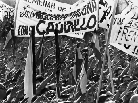 Des manifestants pro-Franco rassemblés place d'Orient le 2 octobre 1973 à Madrid - AFP