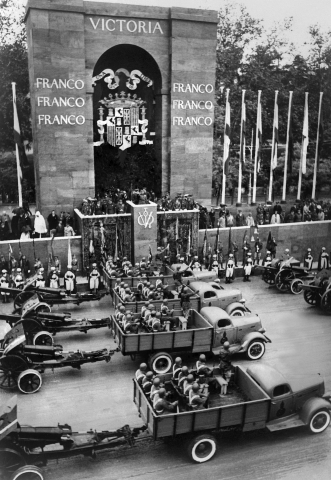 Franco préside une parade militaire après sa victoire, à Madrid, le 19 mai 1939 - AFP