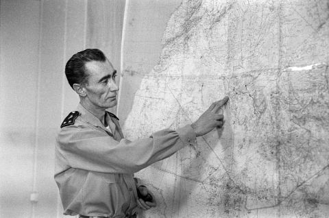 Le général Jean Thiry désignant le site de Reggane, au Sahara algérien, où ont lieu les essais nucléaires français, le 27 décembre 1960 - AFP