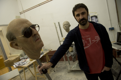 Eugenio Merino au côté de sa sculpture en silicone Punching Franco, représentant l'ancien dictateur, le 23 décembre 2013, à Madrid Pierre-Philippe Marcou - AFP