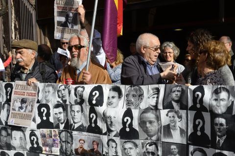 Des manifestants déploient une banderole montrant des photos de victimes du régime franquiste à Madrid le 10 avril 2014 Gerard Julien - AFP