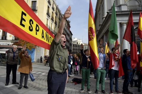Des franquistes font le salut fasciste le 23 novembre 2014, à Madrid, lors du 39e anniversaire de la mort du général - AFP