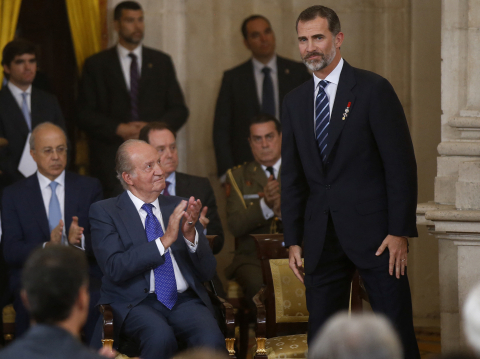 Le roi d'Espagne, Felipe VI, et son père Juan Carlos, à Madrid le 24 juin 2015 - AFP