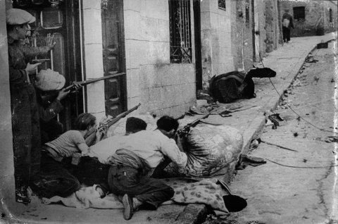 Des combattants républicains dans les années 1936/1939 dans une ville ou village non identifié - AFP