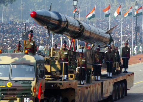 Le missile nucléaire indien Agni-II présenté le jour de la fête nationale indienne, le 26 janvier 2006 - AFP