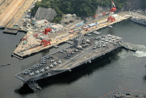 Le porte-avions américain USS George Washington et sa flotte de chasseurs embarqués, le 25 septembre 2008 - AFP