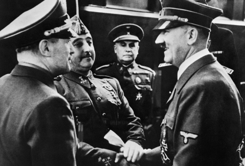 Le chancelier Adolf Hitler serre la main de Francisco Franco à Hendaye (frontière franco-espagnole) le 23 octobre 1940 - AFP