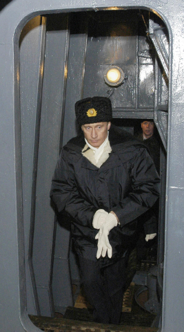 Vladimir Poutine visite un sous-marin nucléaire de la classe Shark dans le port de Severomorsk, le 16 février 2004 -  AFP