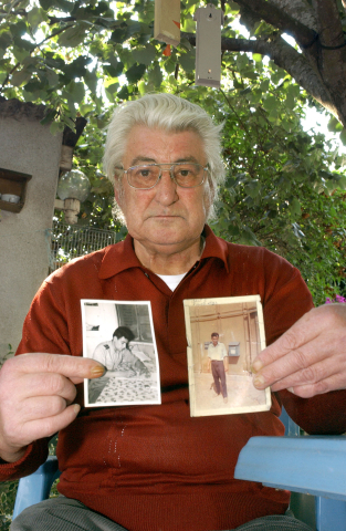 André Mézières, un ancien militaire de 65 ans atteint de polymyosite, une maladie qui touche le système musculaire, liée selon lui à sa participation à des essais nucléaires en Algérie, pose le 7 juin 2005 à Tours - AFP