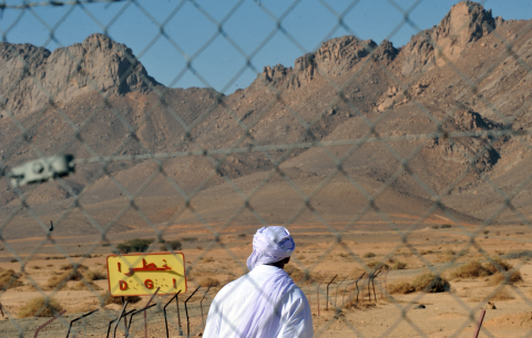 Un Algérien observe le 25 février 2010 le site d'In Ekker, où on eu lieu les essais nucléaires français de 1961 à 1966 Fayez Nureldine - AFP