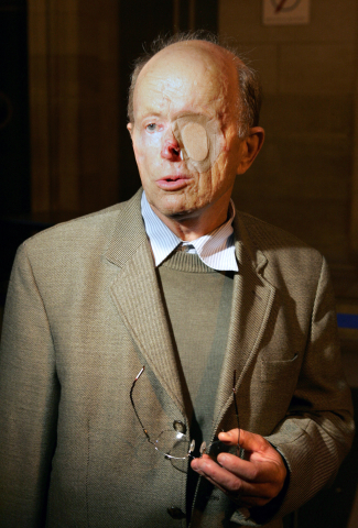 Lucien Parfait, un des plaignants se disant victimes des essais nucléaires français, arrivant le 21 octobre 2005 au palais de justice de Paris pour se présenter devant la Commission d'indemnisation des victimes d'infractions pénales - AFP