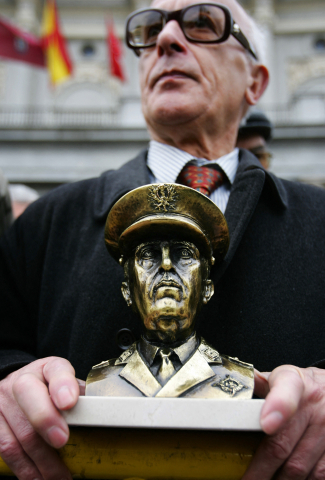 Un homme tient un bronze de Franco, le 20 novembre 2005 à Madrid Pierre-Philippe Marcou - AFP