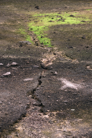 Une fissure apparaît sur une partie du sol de l'atoll de Mururoa, le 7 juin 2000, sur l'ancien site du Centre d'expérimentation des essais nucléaires français atmosphériques puis souterrains en Polynésie - AFP