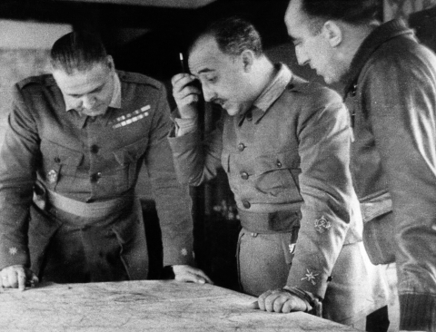 Photo prise durant la guerre civile espagnole après 1936 du général Franco surpervisant les opérations militaires à l'aide d'une carte entouré de son chef d'Etat Major Baroso (G) et du commandant Carmelo Medrano - AFP