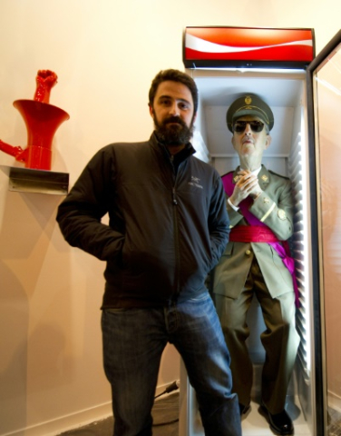 Eugenio Moreno devant sa sculpture de Franco, placée dans une machine à soda, à Madrid, le 14 février 2012 Pierre-Philippe Marcou - AFP